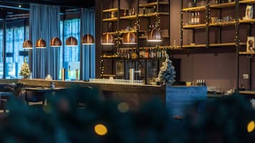 2 restaurants, breakfast, lunch, dinner served; international cuisine