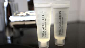 Två tuber av schampot ”The Spa Collection” med doft av citrongräs står på en hylla i badrummet.