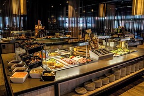 2 restaurantes, se sirven desayunos, comidas y cocina internacional