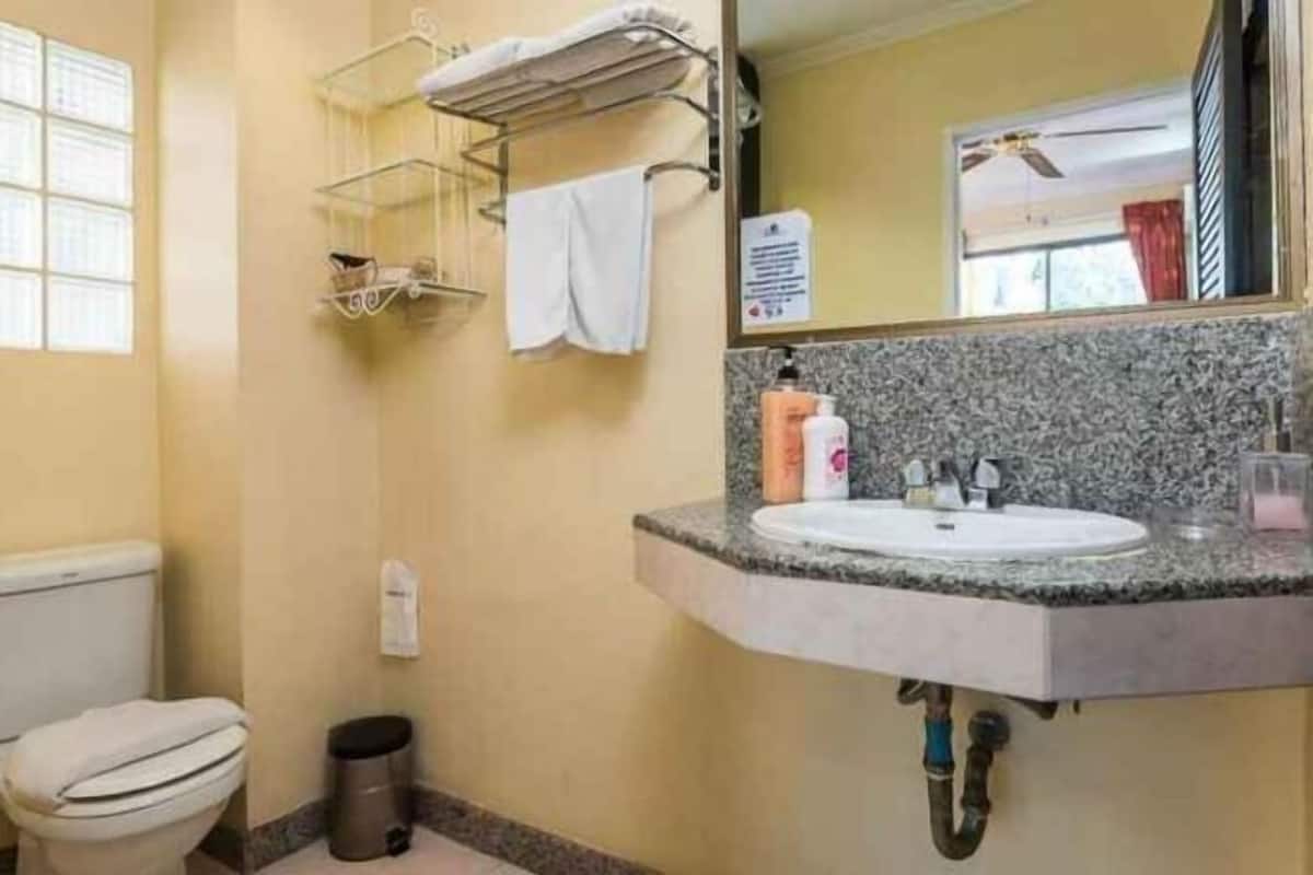 Baño | Regadera, amenidades de baño gratuitas, secadora de cabello, pantuflas