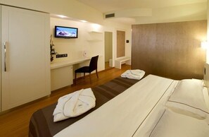 Minibar, in-room safe, desk, cots/infant beds - Hotel Napoleon (Cherasco)