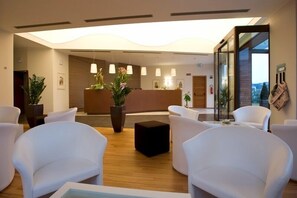 Coin salon dans le hall