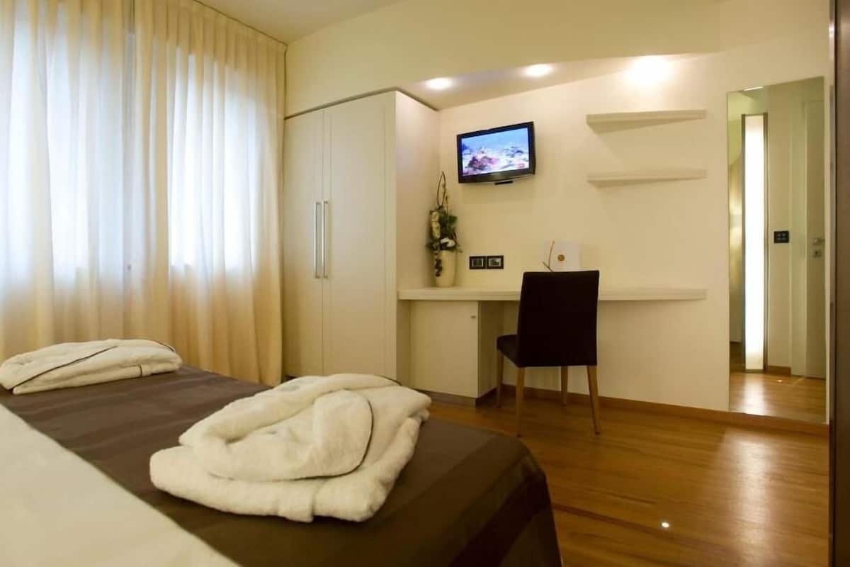 minibar, in-room safe, desk, cots/infant beds