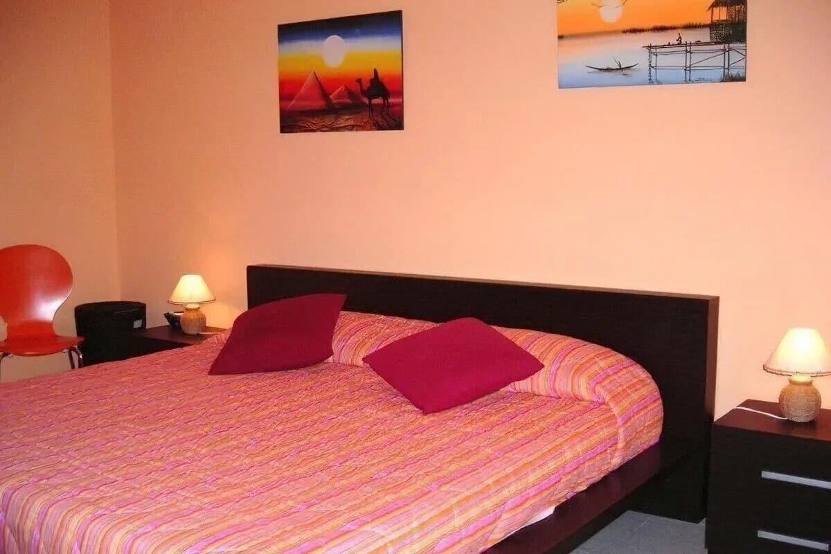 Een minibar, een bureau, een laptopwerkplek, een strijkplank/strijkijzer