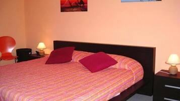 Minibar, escritorio, espacio para trabajar con un portátil