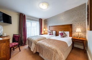 Deluxe-Zweibettzimmer, 2 Einzelbetten | Individuell dekoriert, individuell eingerichtet, Schreibtisch