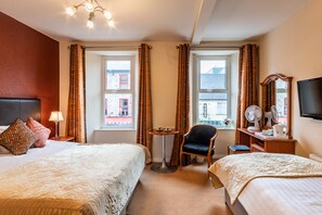 Deluxe-Vierbettzimmer | Individuell dekoriert, individuell eingerichtet, Schreibtisch