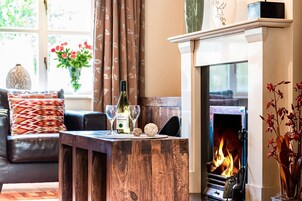 Casa luxo, 4 quartos | Área de estar | TV de tela plana 42 polegadas com canais via satélite, TV