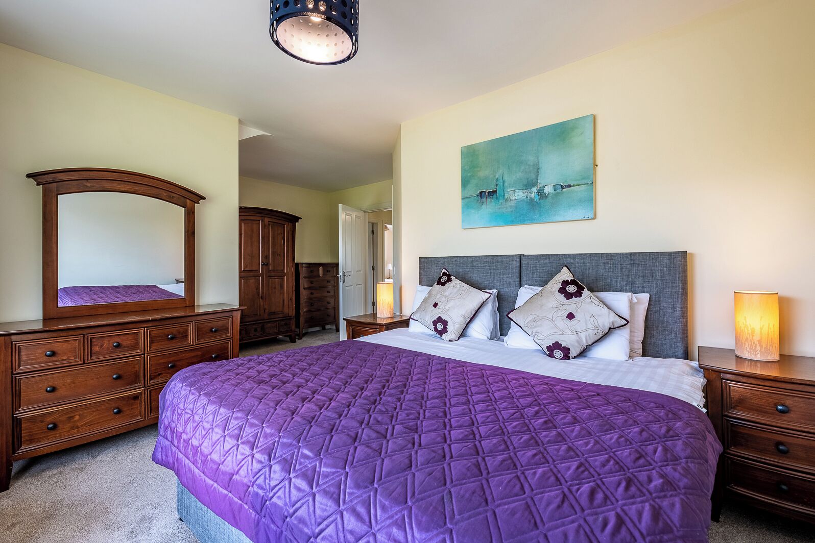 Decoración personalizada, muebles diferentes y escritorio 