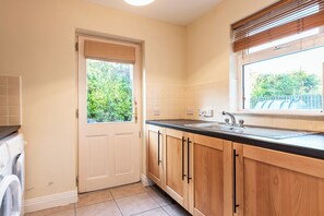 Deluxe House, 4 Bedrooms | Bathroom | Shower, hydromassage showerhead, free toiletries, hair dryer - Foley's Kenmare (Kenmare)