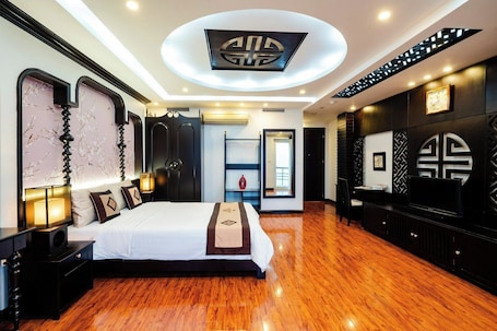 Deluxe Room, City View | Minibar, individually decorated, individually furnished, desk