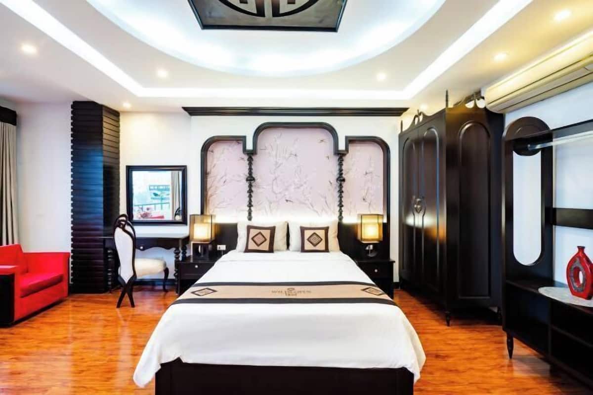 Minibar, desk, laptop workspace, blackout drapes