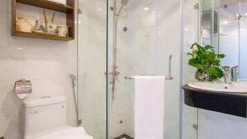 Chuveiro, produtos de toalete grátis, secador de cabelo