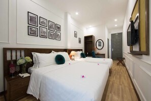 ファミリー ルーム シティビュー | リビング エリア | 32 インチの液晶テレビ (衛星放送視聴可)、テレビ、暖炉