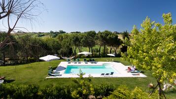 Hồ bơi ngoài trời phục vụ theo mùa, dù/ô trên bãi biển/hồ bơi