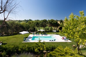 Hồ bơi ngoài trời phục vụ theo mùa, dù/ô trên bãi biển/hồ bơi 