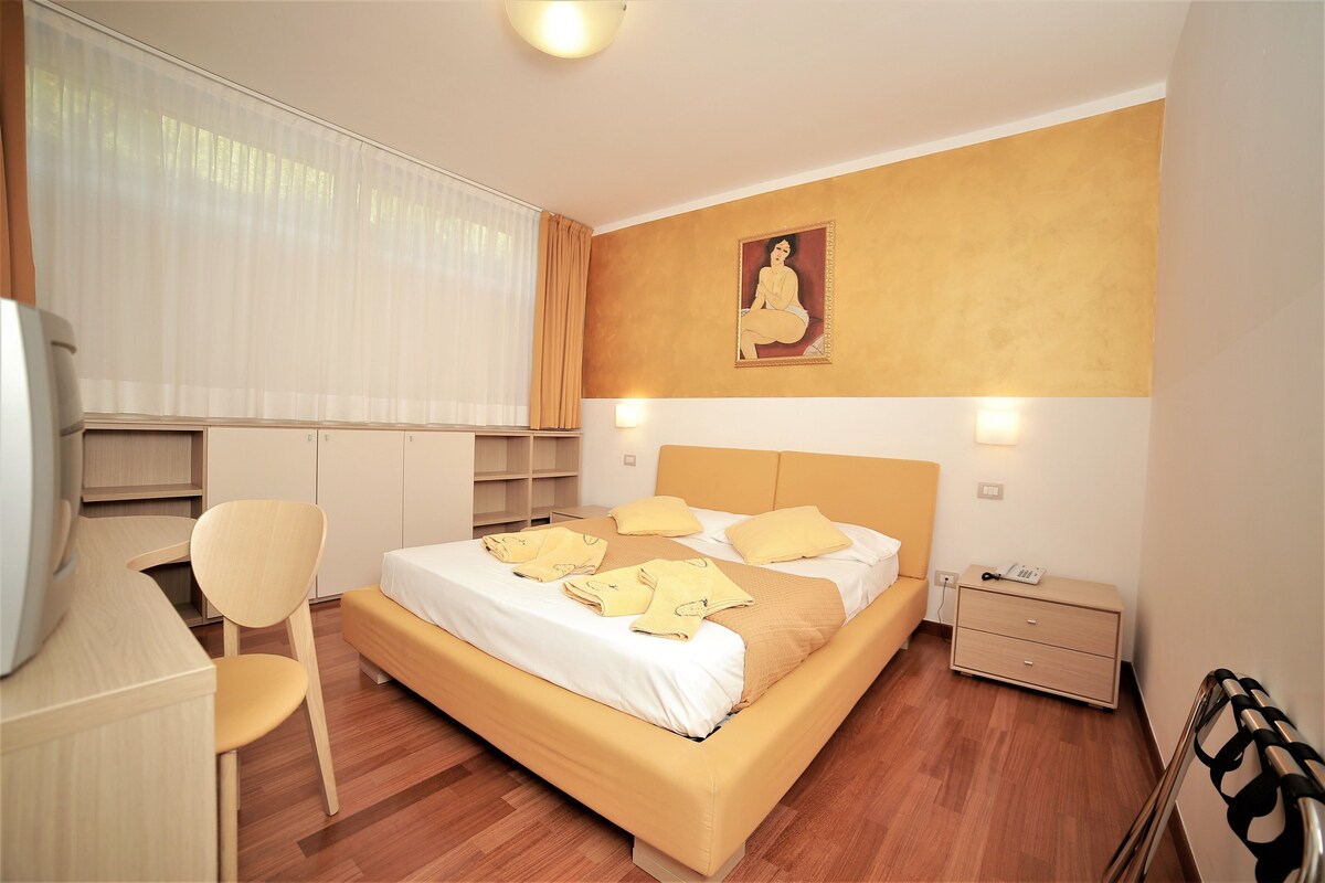 Căn hộ, quang cảnh hồ bơi | Bộ trải giường bằng vải Frette của Ý, nệm Select Comfort, minibar
