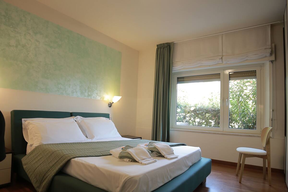 Frette Italian sheets, Select Comfort beds, minibar, in-room safe