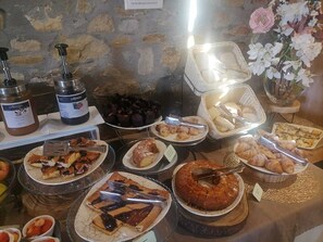 Frukost och middag serveras
