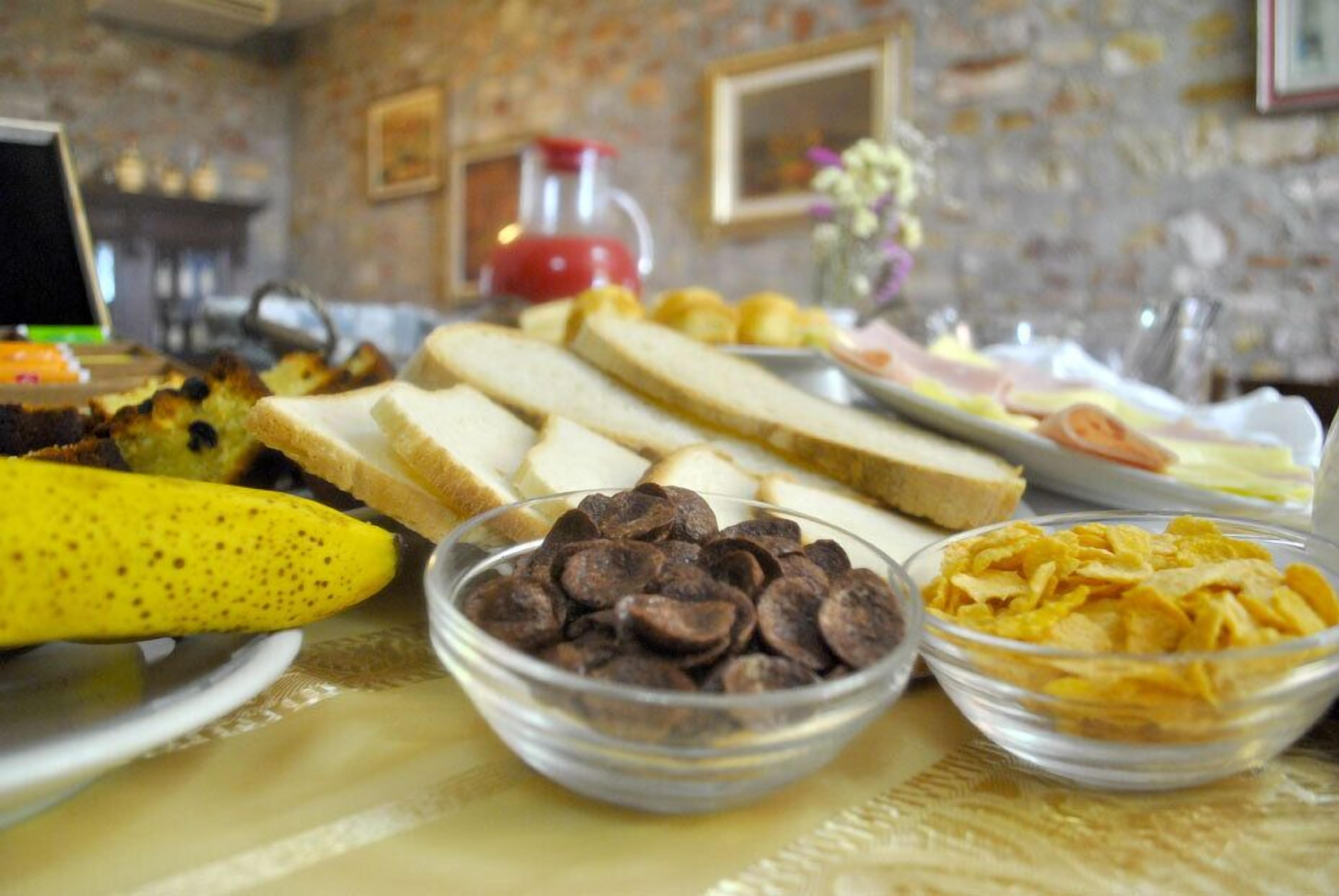 Taula amb diferents aliments, com ara pa, trossos de xocolata i cereals.