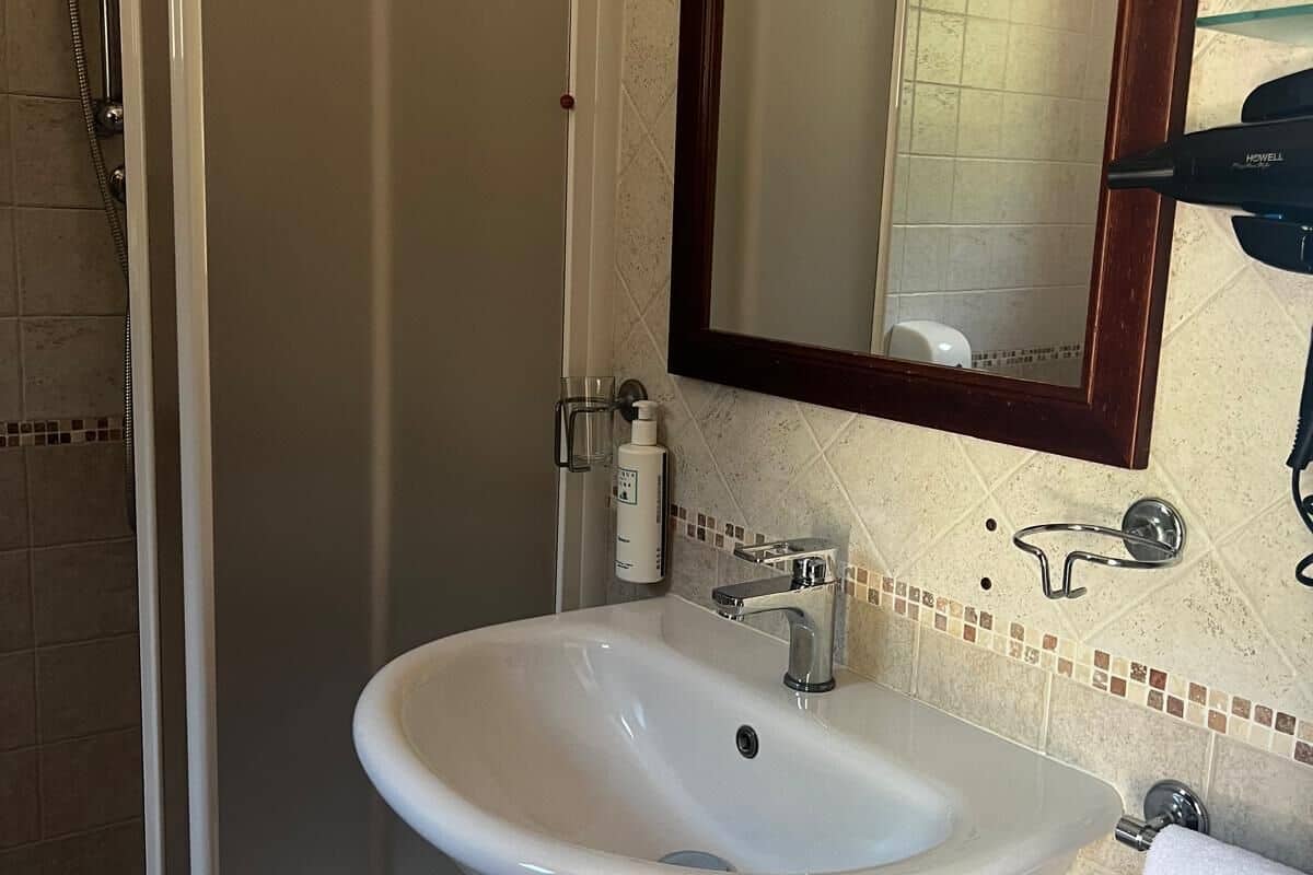 comfort double or twin room, 1 double or 2 single beds, terrace, garden view | bathroom | shower, free toiletries, hair dryer, bidet