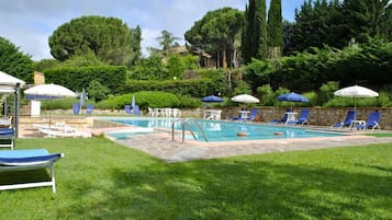 Piscine extérieure (ouverte en saison), parasols de plage