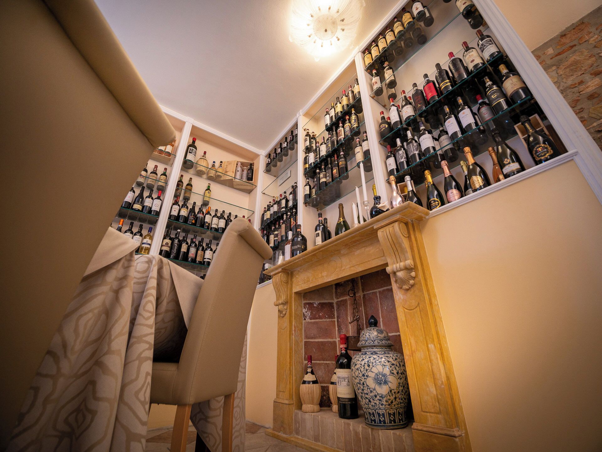 breakfast and dinner served, italian cuisine