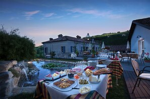 Outdoor dining - Agriturismo Marcarini (Neviglie)