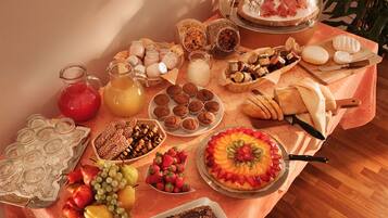 A breakfast buffet with various food items and drinks.