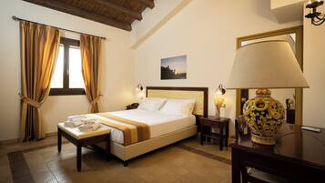 Camera Standard | Una cassaforte in camera, una scrivania, insonorizzazione