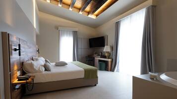 Deluxe Suite, 1 Bedroom | In-room safe, desk, soundproofing, free WiFi