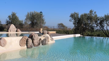 2 piscine all'aperto, ombrelloni da piscina, lettini