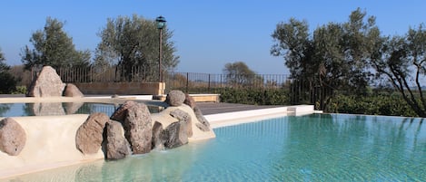 2 piscines extérieures, parasols de plage, chaises longues