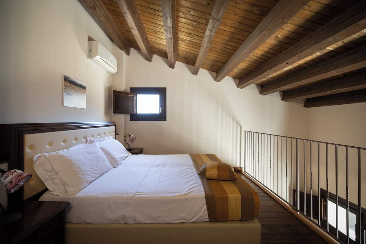 In-room safe, desk, soundproofing, free WiFi