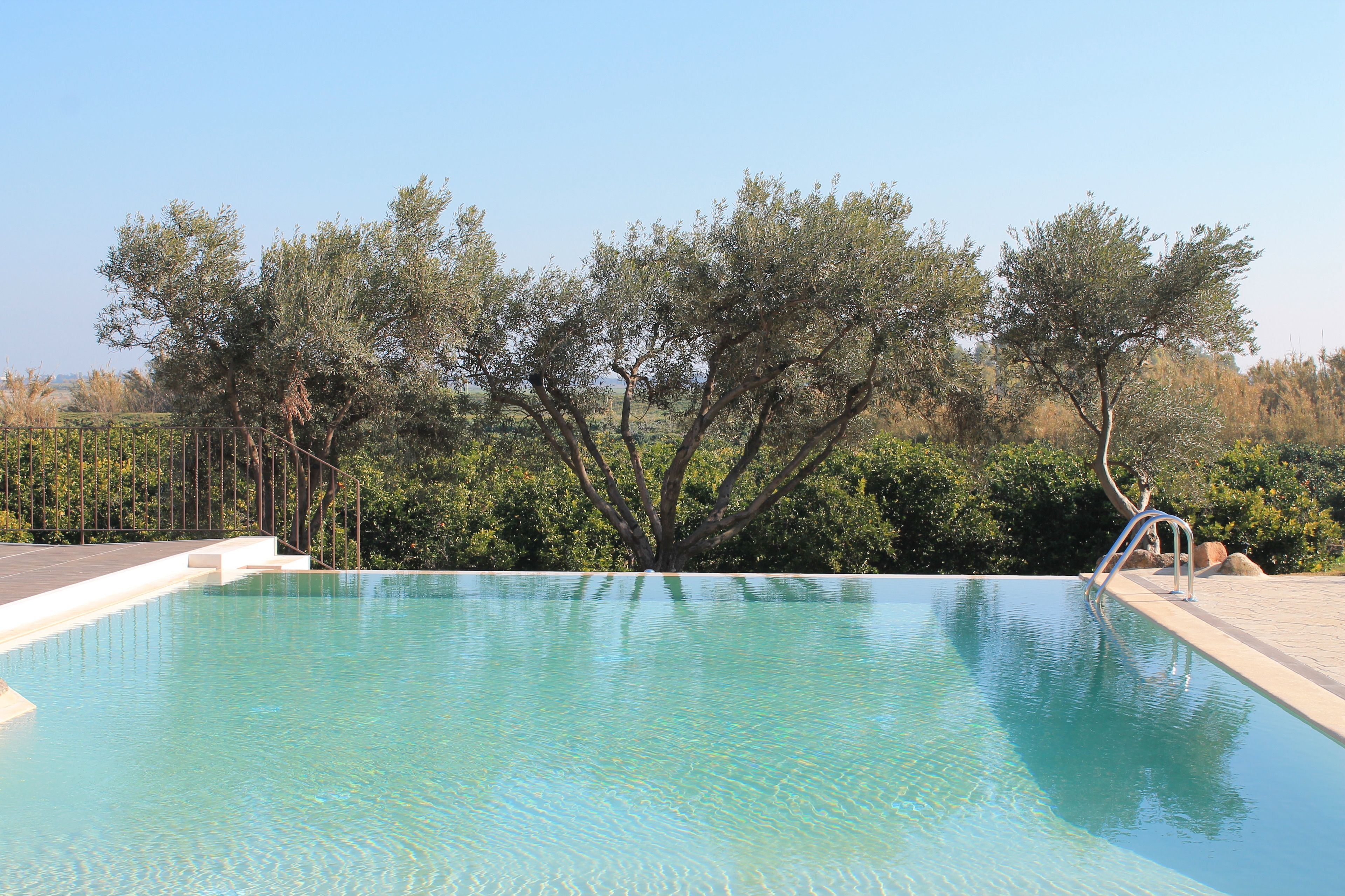 2 piscines extérieures, parasols de plage, chaises longues