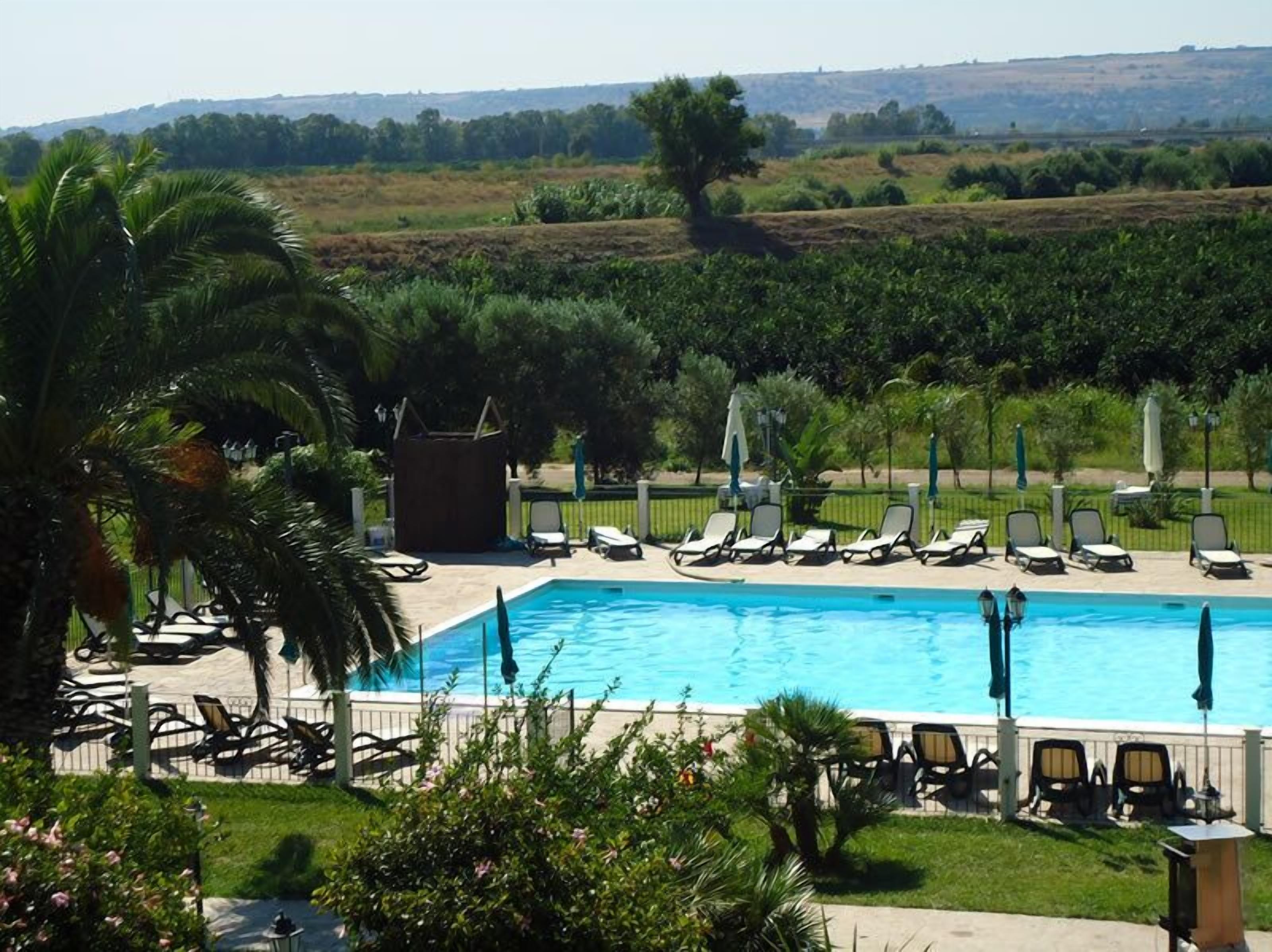2 piscines extérieures, parasols de plage, chaises longues