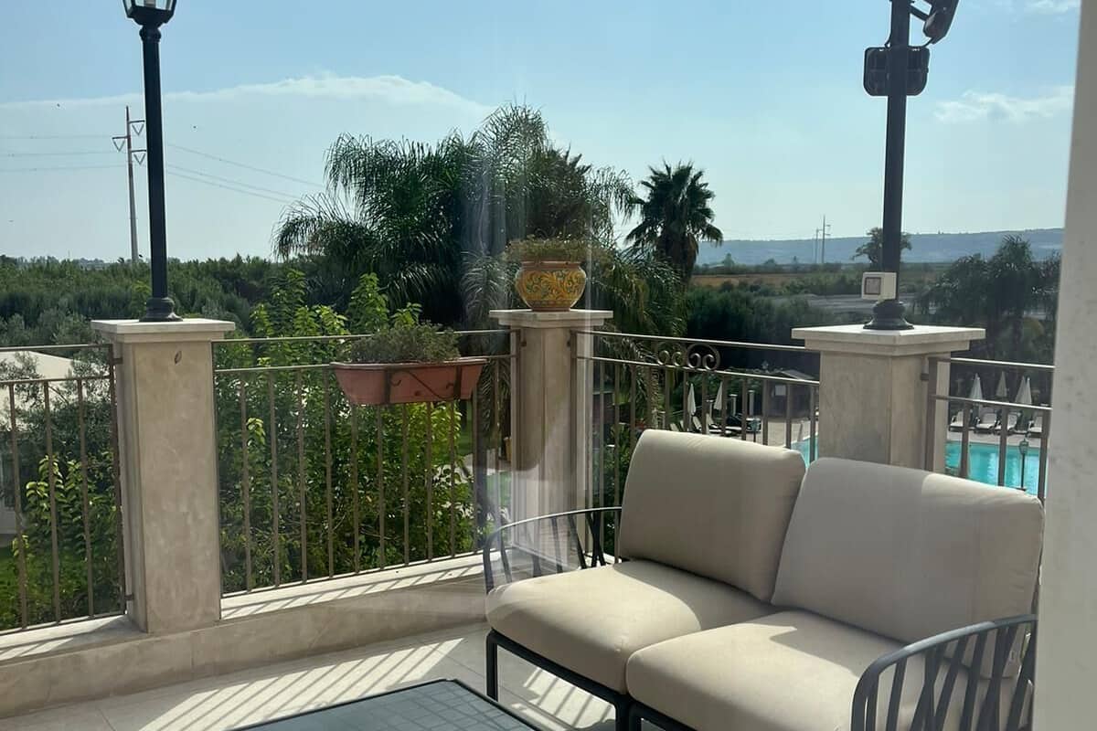 Suite Deluxe, 1 habitación | Área de sala de estar | Televisión de pantalla plana