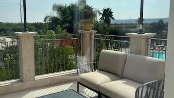 Deluxe-Suite, 1 Schlafzimmer | Wohnbereich | Flachbildfernseher