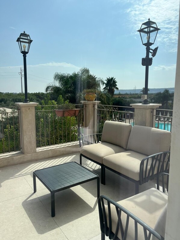 Deluxe Suite, 1 Bedroom | Living area