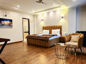 Dobbeltrom – grand, 1 queensize-seng, røyk, byutsikt | 1 soverom, minibar, safe på rommet og individuelt dekorert