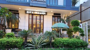 A building with a sign for "City Premier" and "V-Medica Clinics & Diagnostics". - Hotel City Premier (Gurugram)