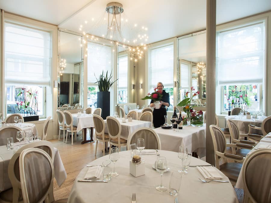 Se sirven comidas, cenas y cocina francesa