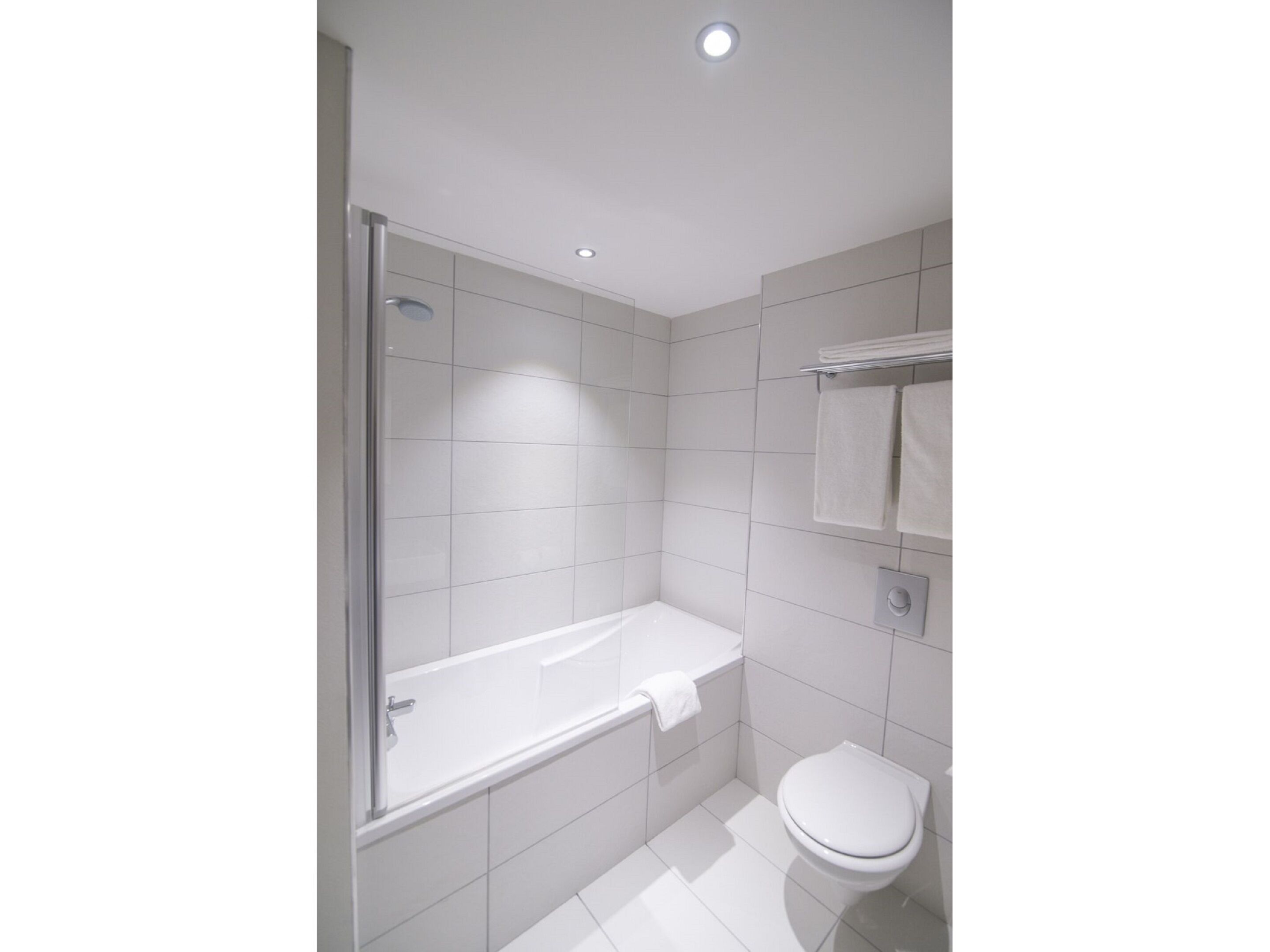 junior suite | bathroom | shower, free toiletries, hair dryer, towels
