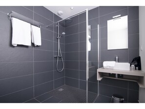 Executive Double or Twin Room | Bathroom | Shower, free toiletries, hair dryer, towels - Les Capucins (Belfort)