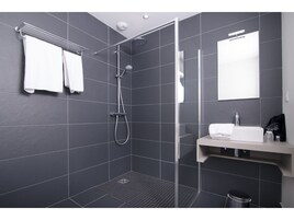 Ducha, artículos de tocador gratuitos, secador de pelo, toallas