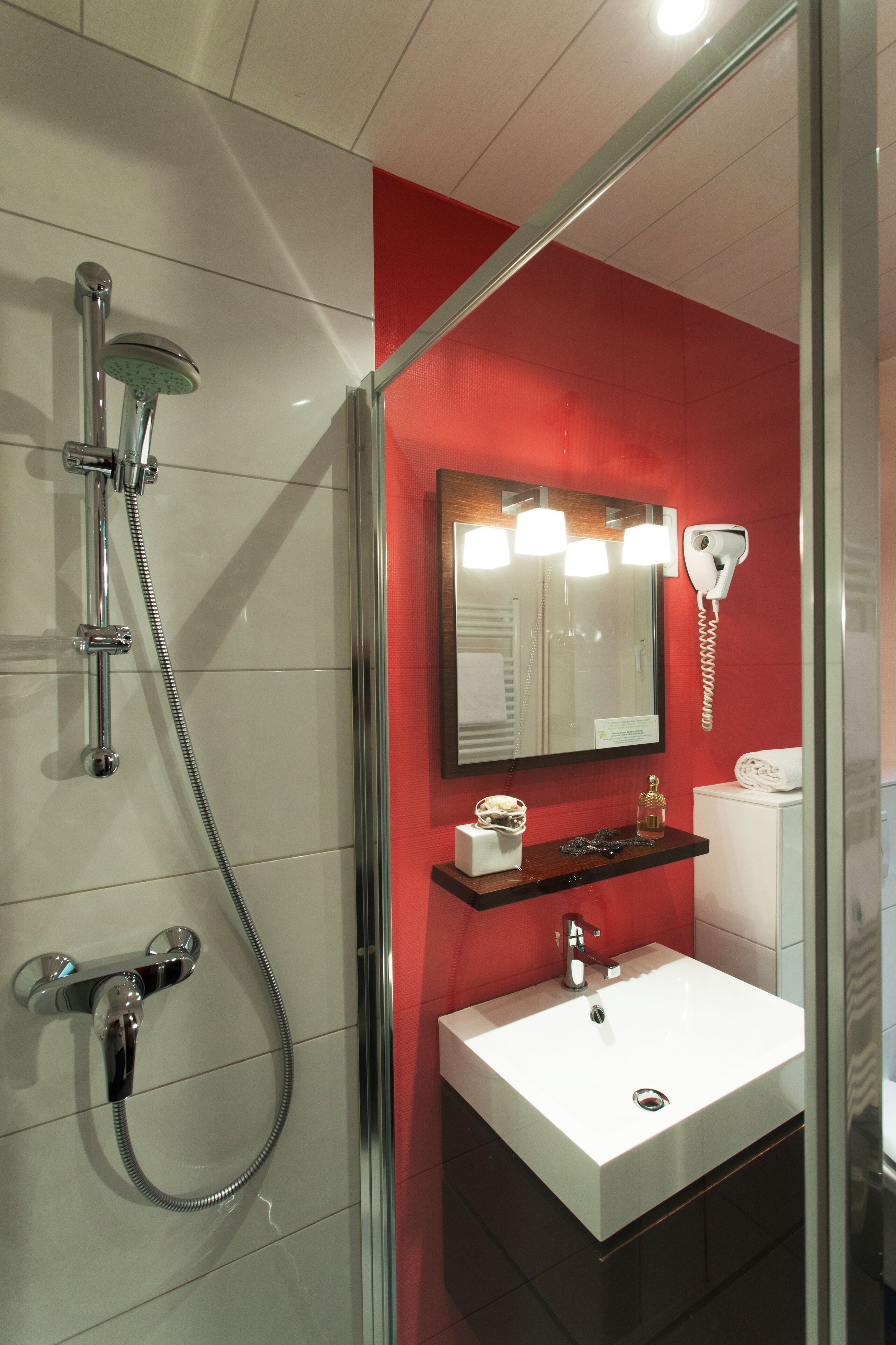 standard double room | bathroom | shower, free toiletries, hair dryer, towels