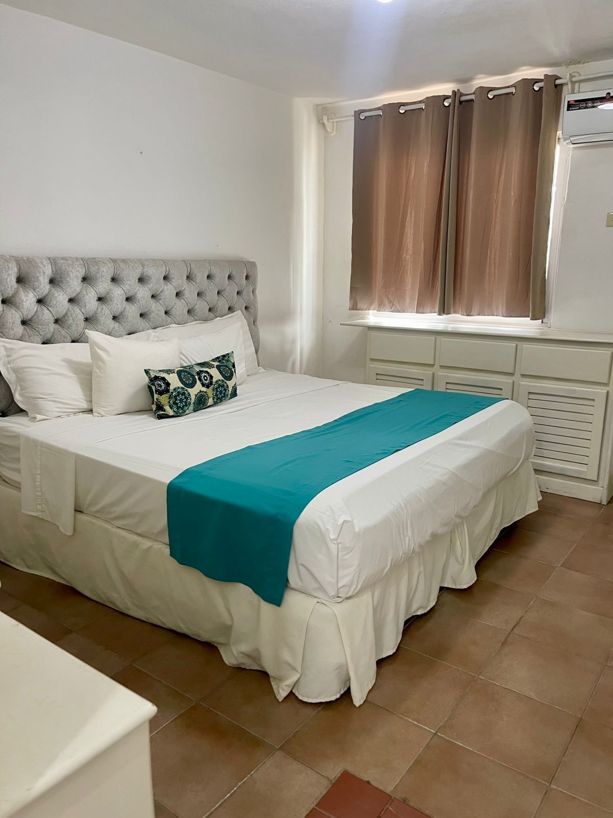 Estudio básico | Sábanas de algodón egipcio, ropa de cama de alta calidad, minibar