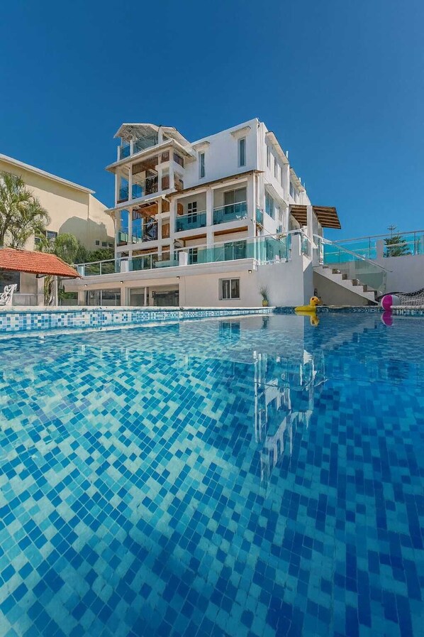 Piscine extérieure, chaises longues