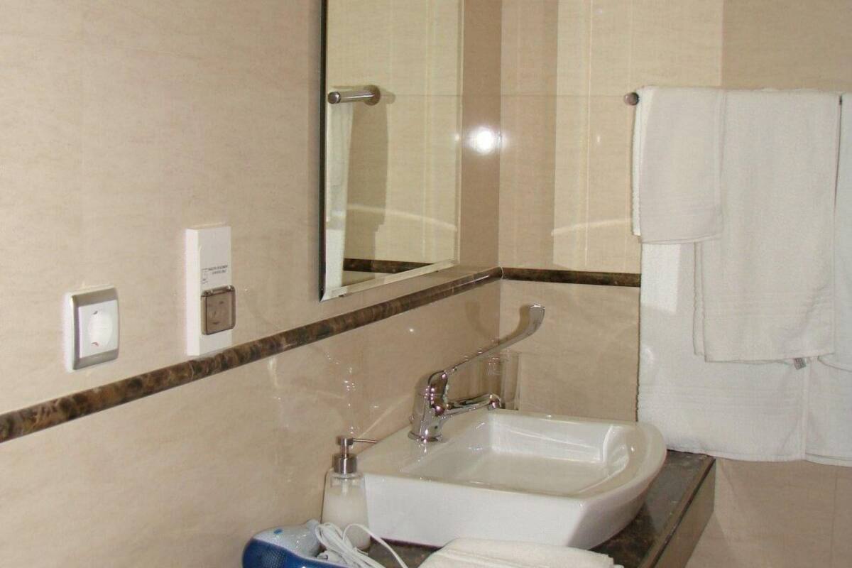 bathroom | bathtub