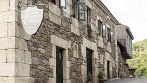 A stone building with a sign reading "Casa Grande de Cristoense Pazo Hospedaria." - Casa Grande de Cristosende (A Teixeira)